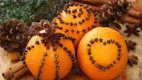 Pomeranče zdobené hřebíčky, přírodní vánoční ozdoba