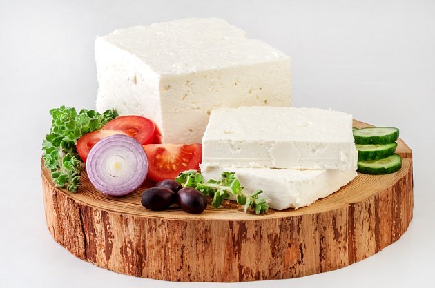 Domácí balkánský sýr chutná výborně.