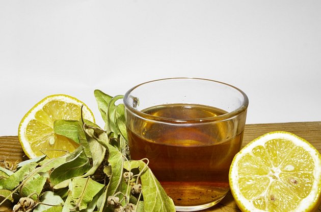 herbata, liście orzecha włoskiego, cytryna