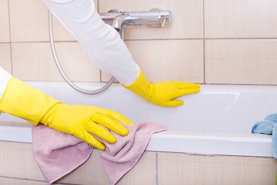 K čištění vany používejte jemné hadříky a šetrná čistidla