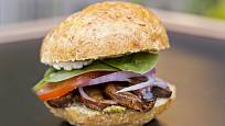 Portobello můžete do burgeru i naporcovat na plátky.