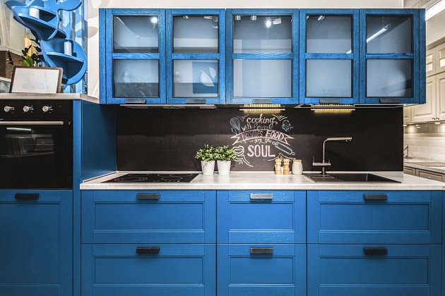 Moderní kuchyně laděná do modra