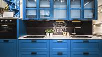 Moderní kuchyně laděná do modra