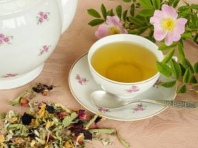 Růžový čaj je skvělým čističem střev, který používaly už naše babičky.