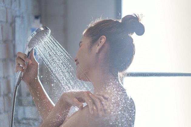 Rychlá sprcha tak může ušetřit až 170 litrů na jednoho člověka.