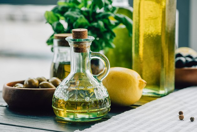 Dejte si do konce roku denně na lačno lžíci olivového oleje s citronem |  iReceptář.cz