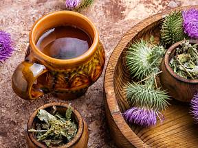 Čaj z ostropestřce mariánského je zázračný lék na jaterní obtíže.