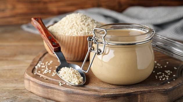 Sezamová semínka můžete přidávat do pokrmů jen tak, ale lze je využít i k výrobě pasty tahini.