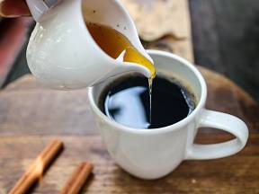Proč je skvělé v chladných měsících roku pít kávu slazenou medem?