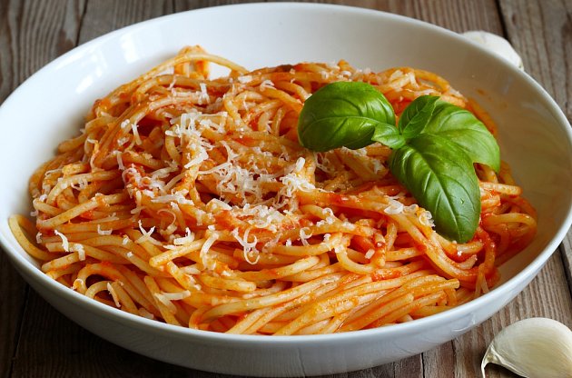 Špagety s rajčatovou omáčkou jsou hned hotové.