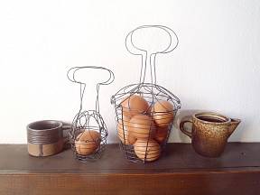 Drátované košíky na vajíčka, hravá a vzdušná dekorace