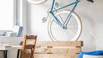 Pro uložení kola v bytě může posloužit i dřevěná paleta.