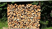 Aby dřevo nevlhlo od země můžeme jej podložit dřevěnou paletou.