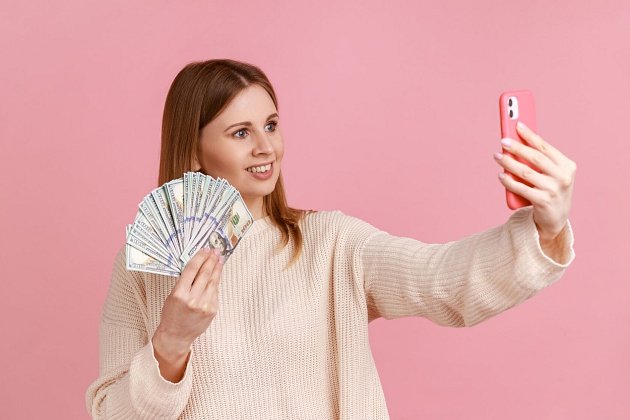 žena, peníze, selfie