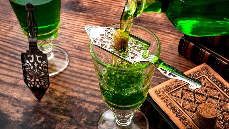 Tradičně smaragdový absint překapávaný na cukru