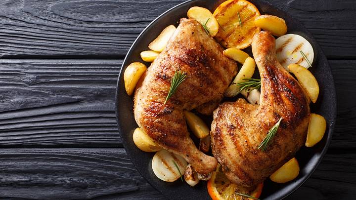 Recept: Pečené kuře s bylinkami a bramborami z fritézy