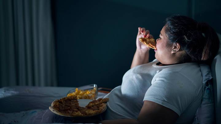 Hubnutí: Jídlo před spaním vám kila navíc nezpůsobí. Příčinu hledejte jinde