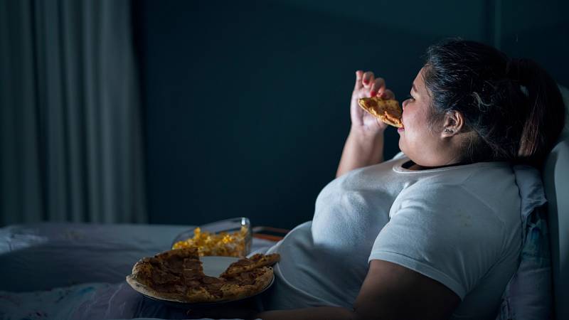 Hubnutí: Jídlo před spaním vám kila navíc nezpůsobí. Příčinu hledejte jinde