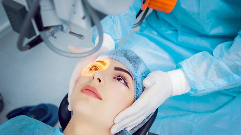 Pryč s brýlemi i čočkami díky laseru. Co je třeba dodržovat po operaci?