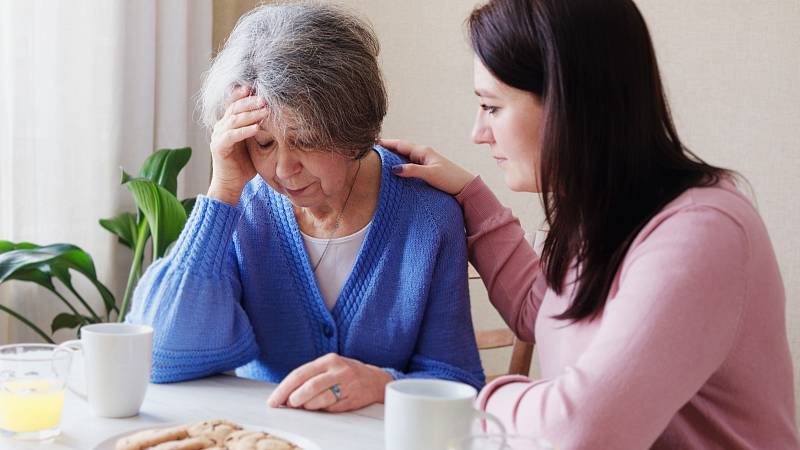 Alzheimerova nemoc netrápí jen seniory. Znáte její varovné příznaky?