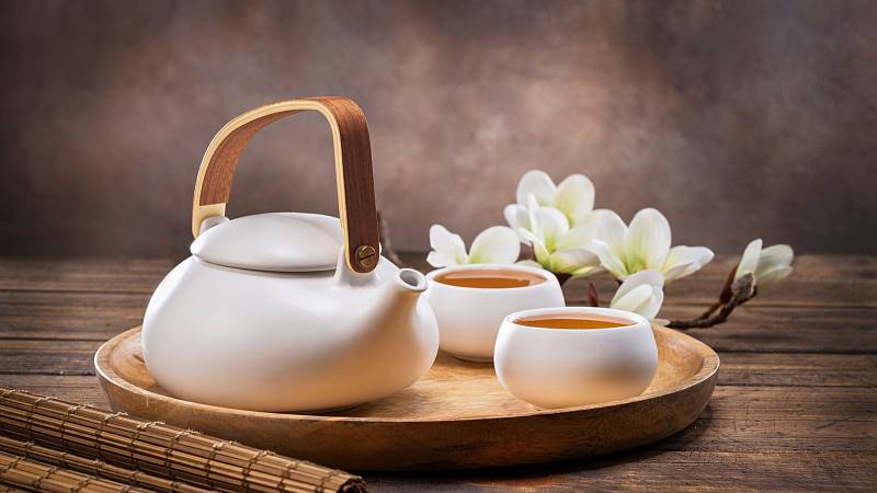 Bílý čaj: víte, proč jde o nápoj císařů a čím posiluje naše zdraví?