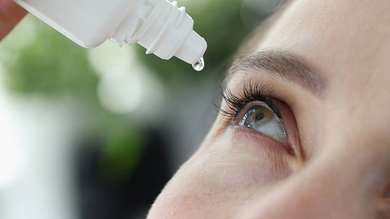 Oční alergie. Provází ji bolestivé pálení, svědění a otoky