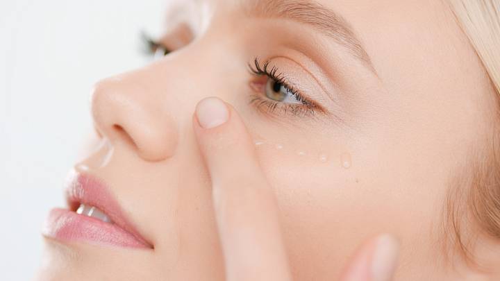 Péče o oční okolí po třicítce: Chtějte koncentrované přípravky a zvažte botox