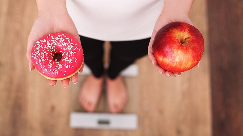Při hubnutí je důležitější vnímat výživu komplexně a myslet na to, že jídlo je víc než jen soubor cukrů, tuků a bílkovin.