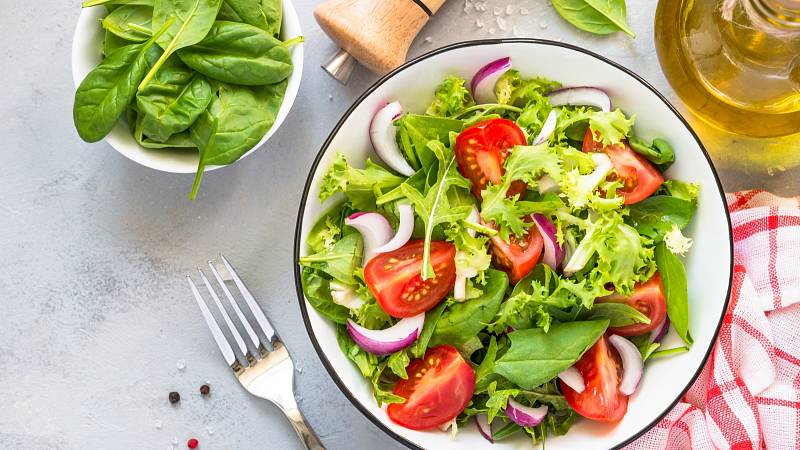 Jak si připravit zdravý salát bez kalorických zálivek
