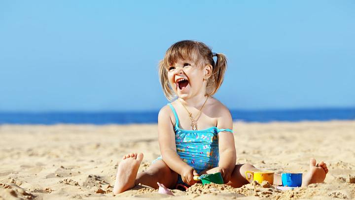 Na pláž dítěti pořiďte obleček, který nepropustí slunce