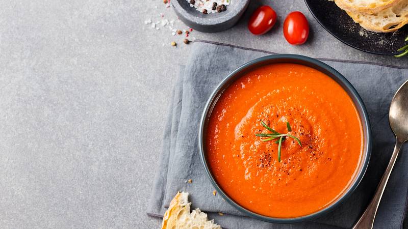 Lehce pikantní rajčatová polévka s červenou čočkou