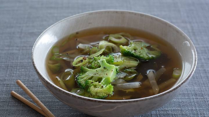 Miso polévka s daikonem, brokolicí a zázvorem