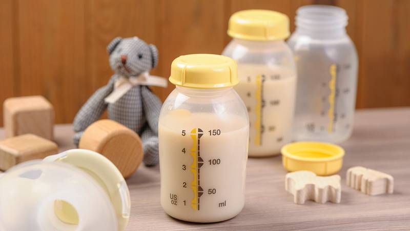 Mateřské mléko na prodej. Poptávka po něm je hlavně u kulturistů