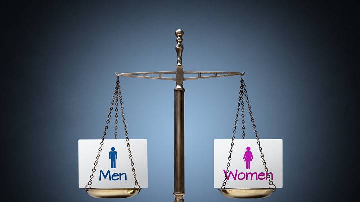 Muži se sice rovnosti nebrání, ale podlahu vytírá stále žena