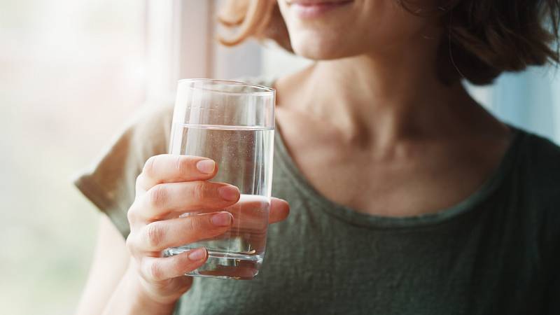 6 důvodů, proč vám pití vody pomůže při hubnutí - Videoportál Kondice.cz -  zacvičte si v pohodlí domova