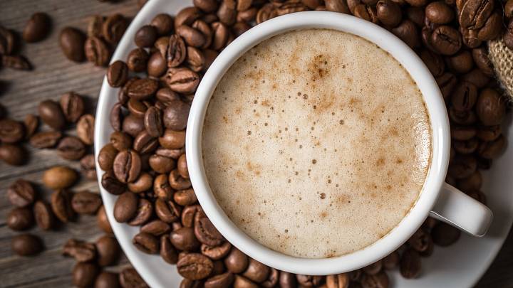 Podívejte se na největší mýty o kávě. Lidé si stále myslí, že způsobuje rakovinu