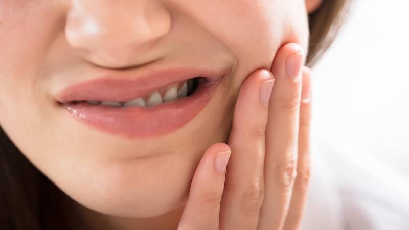Jak se rychle zbavit bolesti zubů? Tyto potraviny fungují lépe než běžné léky