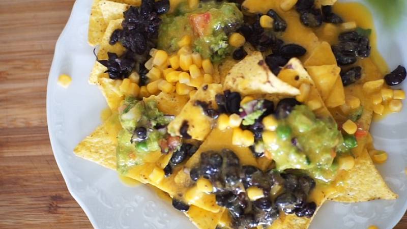 Videorecept: Nachos s hráškovým guacamole, fazolemi a nacho dipem