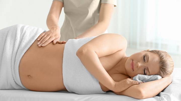 Těhotenská masáž zklidní vás i miminko