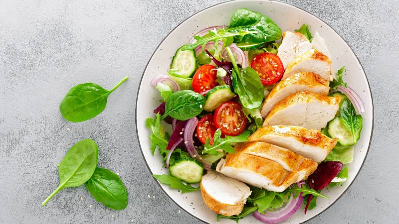 Jak si připravit zdravý salát bez kalorických zálivek