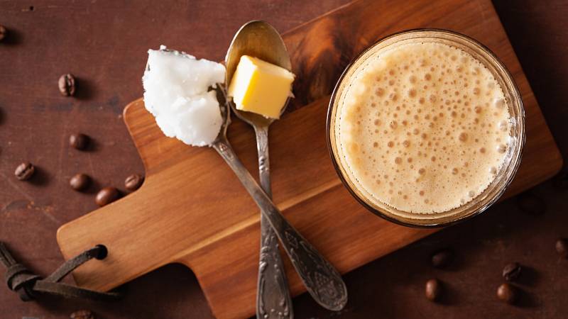 Vyzkoušejte nový trend neprůstřelné kávy: Recept s použitím másla ghí