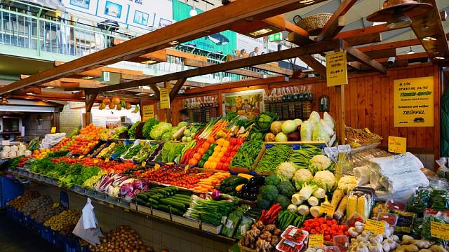 Kleinmarkthalle, tradiční krytý trh, který prodává ovoce, zeleninu a mořské plody