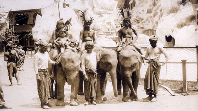 Skupina Igorotů vystavená v lidské zoo během Světové výstavy v St. Louis