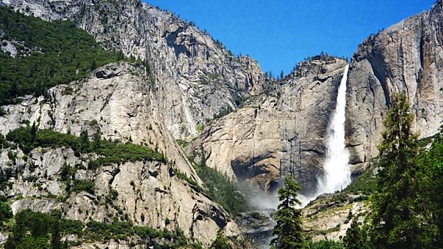 Více než sedmi set metrový vodopád v Yosemitském parku