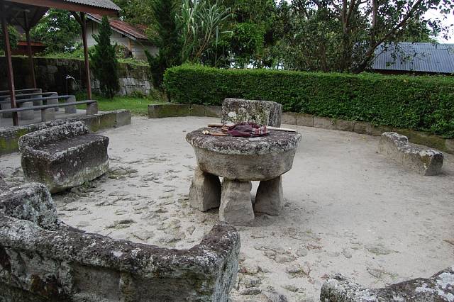 Kamenné židle s popravčím kamenem