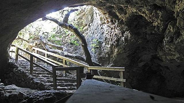Podzemními chodbami jeskyně protéká léčivá voda