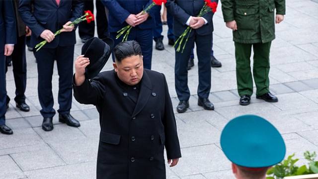 Severokorejský vůdce cestuje majestátním obrněným vlakem zelené barvy