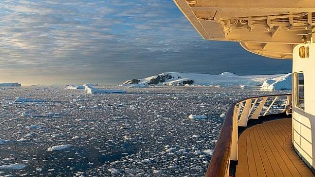 Jezero Vostok je jedno ze sedmdesáti jezer ukrývajících se pod ledem v Antarktidě
