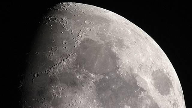Pod povrchem Měsíce může být ukryta stopa po starověké planetě Theie