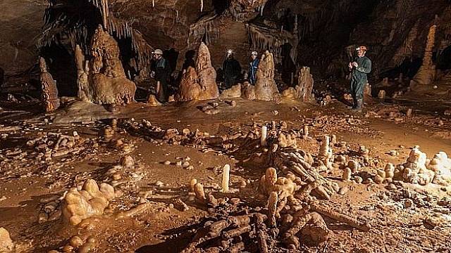 Prstencová struktura speleofaktů postavená neandrtálci v jeskyni Bruniquel
